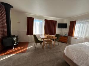una camera d'albergo con letto, tavolo e sedie di June Lake Villager a June Lake