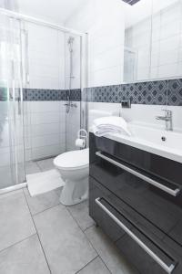 een badkamer met een toilet, een wastafel en een douche bij Apartment Punat 5351a in Punat