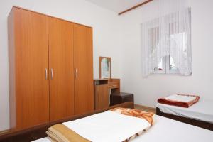 En eller flere senge i et værelse på Apartment Punat 5350b