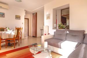salon z kanapą i stołem w obiekcie Apartments and rooms with WiFi Njivice, Krk - 5362 w mieście Nijvice +26 zdjęć