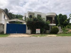 una casa con un cancello blu e un cartello davanti di Hotel Villa Mary Apartaestudios playa a Puerto Colombia