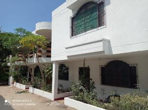 un edificio bianco con una finestra sul lato di Hotel Villa Mary Apartaestudios playa a Puerto Colombia