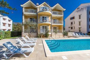 Bazén v ubytování Apartment Jadranovo 5521b nebo v jeho okolí