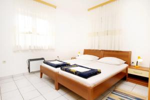 Postel nebo postele na pokoji v ubytování Apartment Jadranovo 5521b
