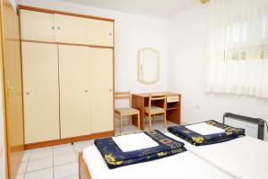 Postel nebo postele na pokoji v ubytování Apartment Jadranovo 5521b + 14 fotografií