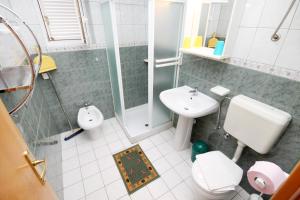 Koupelna v ubytování Apartment Jadranovo 5521b