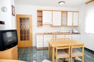 Kuchyň nebo kuchyňský kout v ubytování Apartment Jadranovo 5521b