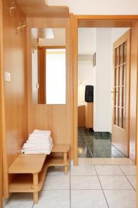 Postel nebo postele na pokoji v ubytování Apartment Jadranovo 5521b