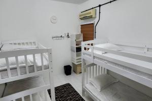 - une chambre avec 2 lits superposés dans l'établissement The Homestay 105 - nearby sky mirror jetty - Netflix & xbox, à Kuala Selangor