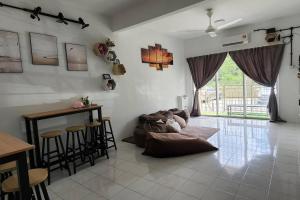 The Homestay 105 - nearby sky mirror jetty - Netflix & xbox في كوالا سيلانجور: غرفة معيشة مع أريكة وبار