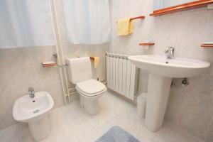 een badkamer met toilet en wastafel bij Apartments with a parking space Punat, Krk - 5375 in Punat +26 foto's