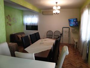 comedor con mesa y sillas en Apartments and rooms with parking space Punat, Krk - 5363 en Punat