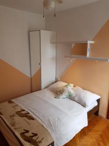 Un dormitorio pequeño con una cama con armario. en Double Room Punat 5363c, en Punat