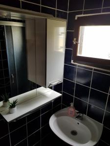 W łazience znajduje się umywalka i lustro. w obiekcie Double Room Punat 5363c w mieście Punat
