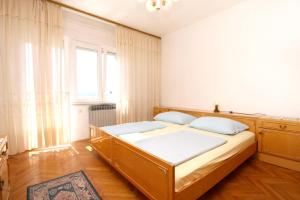 Postel nebo postele na pokoji v ubytování Apartments with a parking space Selce, Crikvenica - 5475
