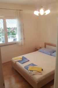 Postel nebo postele na pokoji v ubytování Apartments with a parking space Selce, Crikvenica - 5475