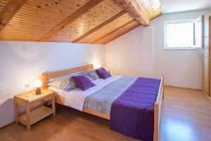 Postel nebo postele na pokoji v ubytování Apartments for families with children Krk - 5396