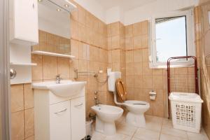 małą łazienkę z toaletą i umywalką w obiekcie Apartment Pinezici 5464c w mieście Pinezići +18 zdjęć