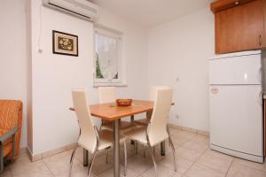 Kuchyňa alebo kuchynka v ubytovaní Apartment Pinezici 5464c
