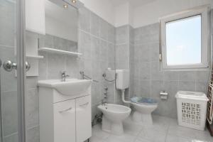 Koupelna v ubytování Apartment Pinezici 5464d + 18 fotografií