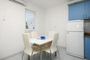 Kuchyň nebo kuchyňský kout v ubytování Apartment Pinezici 5464d