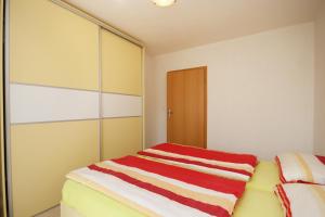 Postel nebo postele na pokoji v ubytování Apartment Pinezici 5464b