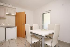 Kuchyň nebo kuchyňský kout v ubytování Apartment Pinezici 5464b