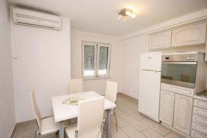 Kuchyň nebo kuchyňský kout v ubytování Apartment Pinezici 5464b