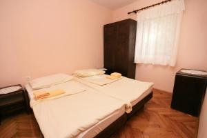 Postel nebo postele na pokoji v ubytování Apartments with a parking space Novi Vinodolski - 5514