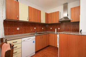Kuchyň nebo kuchyňský kout v ubytování Apartments with a parking space Novi Vinodolski - 5514