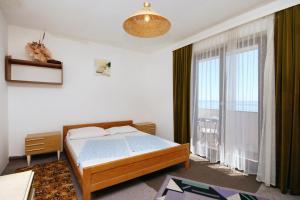 Galeriebild der Unterkunft Apartments and rooms with parking space Stara Baska, Krk - 5447 in Stara Baška
