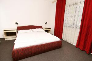 Galeriebild der Unterkunft Apartments and rooms with parking space Stara Baska, Krk - 5447 in Stara Baška