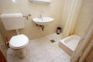 Galeriebild der Unterkunft Apartments and rooms with parking space Stara Baska, Krk - 5447 in Stara Baška