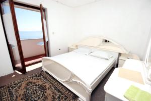 Galeriebild der Unterkunft Apartments and rooms with parking space Stara Baska, Krk - 5447 in Stara Baška