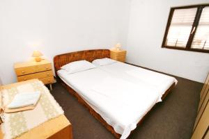 Galeriebild der Unterkunft Apartments and rooms with parking space Stara Baska, Krk - 5447 in Stara Baška