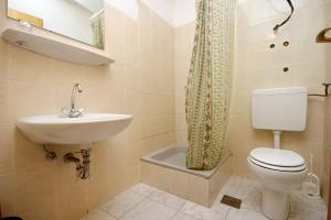 Galeriebild der Unterkunft Apartments and rooms with parking space Stara Baska, Krk - 5447 in Stara Baška