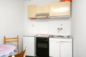 Galeriebild der Unterkunft Apartments and rooms with parking space Stara Baska, Krk - 5447 in Stara Baška
