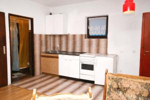 Galeriebild der Unterkunft Apartments and rooms with parking space Stara Baska, Krk - 5447 in Stara Baška