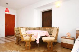 Galeriebild der Unterkunft Apartments and rooms with parking space Stara Baska, Krk - 5447 in Stara Baška