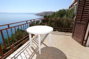 Galeriebild der Unterkunft Apartments and rooms with parking space Stara Baska, Krk - 5447 in Stara Baška