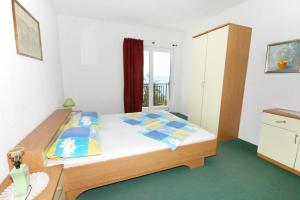 Galeriebild der Unterkunft Apartments and rooms with parking space Stara Baska, Krk - 5447 in Stara Baška