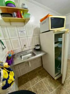 A cozinha ou kitchenette de KITNET'S CARUSO 2