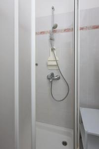 y baño con ducha con cabezal de ducha. en Studio Punat 5410a, en Punat