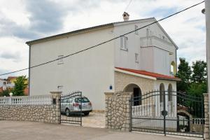 een witte kerk met een auto ervoor geparkeerd bij Apartments with a parking space Novi Vinodolski - 5526 in Novi Vinodolski