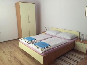 ein Schlafzimmer mit einem Bett mit Kuchen drauf in der Unterkunft Apartment Novi Vinodolski 5526b in Novi Vinodolski