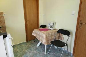 einem kleinen Tisch mit zwei Stühlen und einem Mixer darauf in der Unterkunft Apartment Novi Vinodolski 5526b in Novi Vinodolski