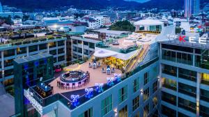 芭东海滩The Kee Resort & Spa的夜晚的城市鸟瞰图