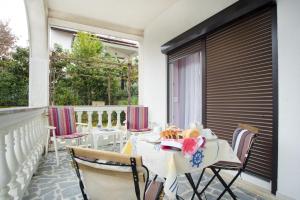 balkon ze stołem i krzesłami na patio w obiekcie Apartments with a parking space Malinska (Krk) - 5456 w mieście Vantačići