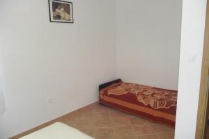 En eller flere senge i et værelse på Apartment Novi Vinodolski 5479b + 13 billeder