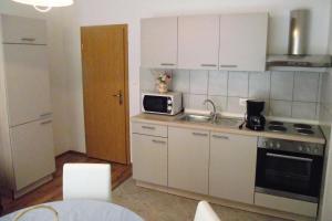 Kuchyňa alebo kuchynka v ubytovaní Apartment Novi Vinodolski 5479c